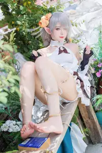 Coser Feng Jiang Jiang V as Aifoshen: Ethereal Beauty in a Natural Fantasy Setting - image 1