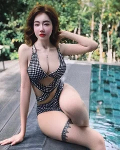 Elly Tran Captivates in Viral Optical Illusion Dress: A Masterclass in Modern Celebrity Fashion - image 5