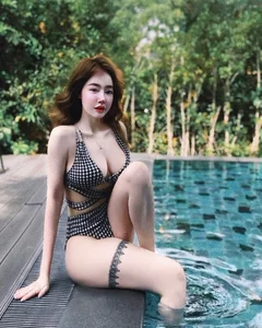 Elly Tran Captivates in Viral Optical Illusion Dress: A Masterclass in Modern Celebrity Fashion - image 4