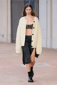 Stunning Asian Beauties Captivate Italy with Glamorous Summer Styles - image 9