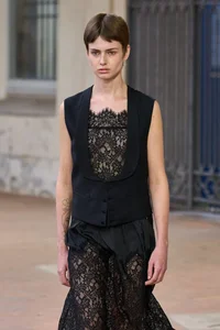 Stunning Asian Beauties Captivate Italy with Glamorous Summer Styles - image 4