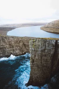 The Breathtaking 'Floating' Lake Over the Atlantic Ocean: A Natural Wonder of Lake Sørvágsvatn in the Faroe Islands - image 8