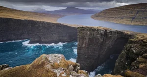 The Breathtaking 'Floating' Lake Over the Atlantic Ocean: A Natural Wonder of Lake Sørvágsvatn in the Faroe Islands - image 2