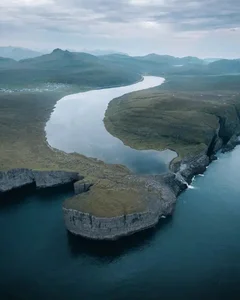 The Breathtaking 'Floating' Lake Over the Atlantic Ocean: A Natural Wonder of Lake Sørvágsvatn in the Faroe Islands - image 6