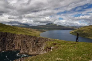 The Breathtaking 'Floating' Lake Over the Atlantic Ocean: A Natural Wonder of Lake Sørvágsvatn in the Faroe Islands - image 5