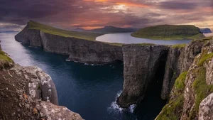 The Breathtaking 'Floating' Lake Over the Atlantic Ocean: A Natural Wonder of Lake Sørvágsvatn in the Faroe Islands - image 4