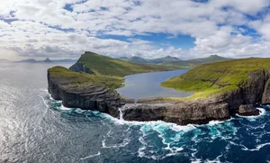 The Breathtaking 'Floating' Lake Over the Atlantic Ocean: A Natural Wonder of Lake Sørvágsvatn in the Faroe Islands - image 1