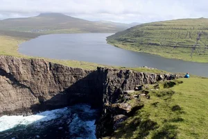 The Breathtaking 'Floating' Lake Over the Atlantic Ocean: A Natural Wonder of Lake Sørvágsvatn in the Faroe Islands - image 7