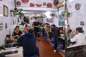 Hanoi Culinary Heritage: The 40-Year-Old Eel Restaurant in the Old Quarter - image 4