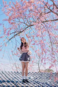 Sweet Spring Moments: Preppy Style Under Cherry Blossoms - image 1