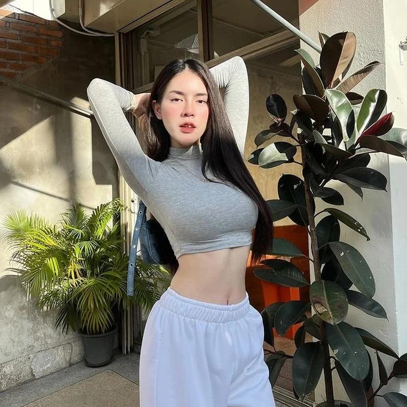 Stunning Everyday Fashion: How to Showcase a Tiny Waist with Effortless Street Style and Minimalist Outfits