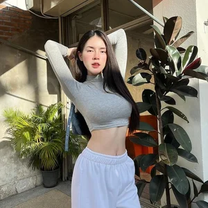 Stunning Everyday Fashion: How to Showcase a Tiny Waist with Effortless Street Style and Minimalist Outfits - image 0