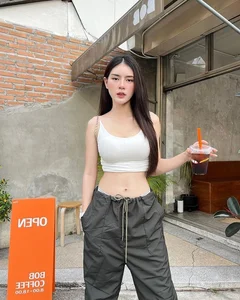 Stunning Everyday Fashion: How to Showcase a Tiny Waist with Effortless Street Style and Minimalist Outfits - image 8