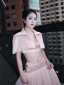 Stunning 30th Birthday Photoshoot Inspiration: Elegant High-Fashion Style and Glamorous Beauty Looks for a Milestone Celebration - image 8