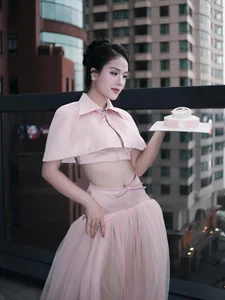 Stunning 30th Birthday Photoshoot Inspiration: Elegant High-Fashion Style and Glamorous Beauty Looks for a Milestone Celebration - image 1