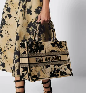 Wearable Art: The Rise of Luxury Handbags Worth Over $3,200 and Their Artistic Significance - image 7