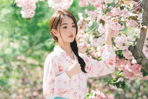 Ethereal Spring Portrait Photography: Yi Ming Amidst Blooming Double Cherry Blossoms - Art Language Vol.9339 Collection - image 1
