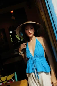 Kha Ngan Stuns in Traditional 'Ao Yem': A Blend of Heritage and Modern Elegance - image 4