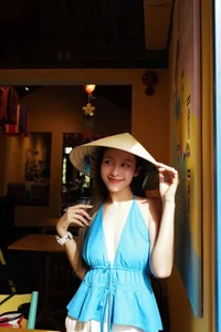 Kha Ngan Stuns in Traditional 'Ao Yem': A Blend of Heritage and Modern Elegance - image 8