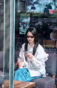 Midu's Ageless Charm: White Shirt Style Makes Her Look Like a Schoolgirl at 35 - image 9