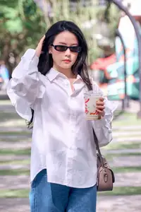 Midu's Ageless Charm: White Shirt Style Makes Her Look Like a Schoolgirl at 35 - image 6