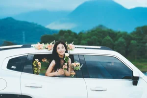 YITUYU Art Language 2024.06.18: Jiu Jiu Shi and the Romantic Flower Cart Aesthetic - image 1
