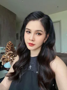Vbiz Billionaire Wives Beauty Battle: Is Quynh Bup Be Star Phuong Oanh the Most Stunning Socialite? - image 0