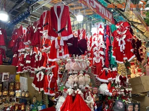 Hanoi Holiday Magic: Exploring the Festive Christmas Decorations of Hang Ma Street - image 14