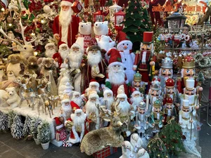 Hanoi Holiday Magic: Exploring the Festive Christmas Decorations of Hang Ma Street - image 2