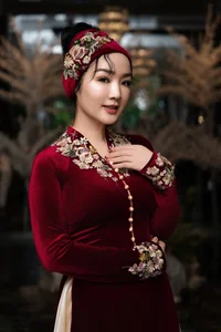 The Timeless Elegance of Giang My in Exquisite Floral Embroidered Ao Dai - image 2
