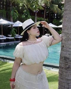 Body Positivity and Summer Style: How This Plus-Size Influencer Is Redefining Beach Fashion - image 7