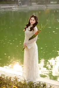 Graceful Ao Dai Vietnamese Beauty Shines Brightly By Serene Lake A Timeless Portrait - image 10
