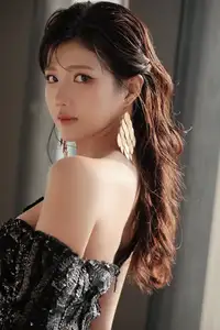 Kieu Trinh Xiu: 'Milk Tea Hot Girl' Unveils Mature Allure in a Glamorous Black Lace Dress - image 4