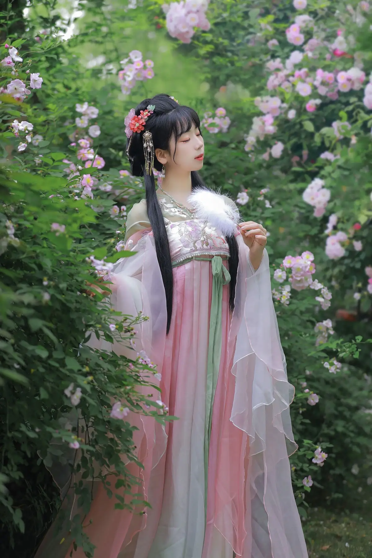 YiTuYu Vol.8641: The Classic Beauty of Zhou Zhou AY Amidst a Dreamy Rose Garden