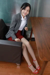 IESS Wan Ping in Charming Crimson: A Masterclass in Elegant Portrait Photography and High-Fashion Aesthetics - image 7