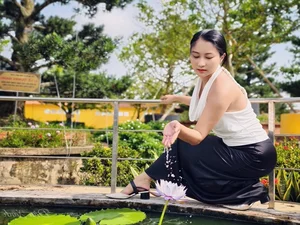 The Elegant Style Evolution of NSND Việt Anh’s Partner in Latest Photos - image 4