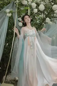 Ethereal Hanfu Beauty: Bao Zou Qi Qi in YiTuYu Vol.8607 Art Collection - image 0