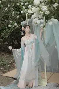 Ethereal Hanfu Beauty: Bao Zou Qi Qi in YiTuYu Vol.8607 Art Collection - image 11