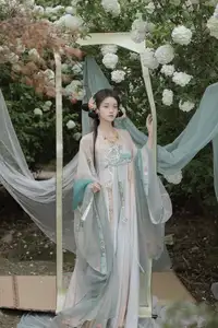 Ethereal Hanfu Beauty: Bao Zou Qi Qi in YiTuYu Vol.8607 Art Collection - image 5