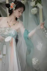 Ethereal Hanfu Beauty: Bao Zou Qi Qi in YiTuYu Vol.8607 Art Collection - image 4