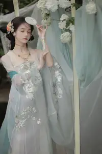 Ethereal Hanfu Beauty: Bao Zou Qi Qi in YiTuYu Vol.8607 Art Collection - image 2