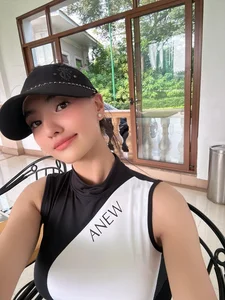 Radiant Return: Model Hong Que Shines After a Break from the Limelight - image 0