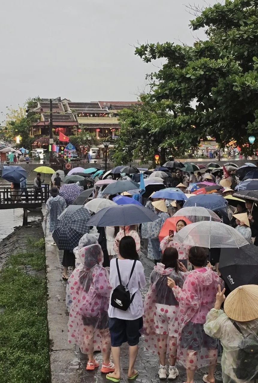 Funny and Relatable Travel Photos Shared by Netizens During the Stormy Season