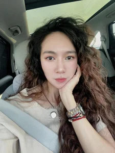 Minh Ha’s Ageless Beauty: Ly Hai’s Wife Revives 10-Year-Old Hairstyle with Stunning Results - image 5
