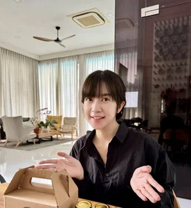 Minh Ha’s Ageless Beauty: Ly Hai’s Wife Revives 10-Year-Old Hairstyle with Stunning Results - image 2