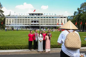 The Ao Dai Revival: Young Generations Celebrating Tradition at the Independence Palace - image 11