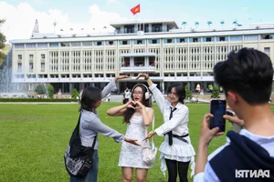 The Ao Dai Revival: Young Generations Celebrating Tradition at the Independence Palace - image 0