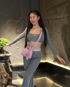 Phan Thiet Fitness Influencer Showcases Stunning Beach Style and Toned Physique on Summer Getaway - image 1