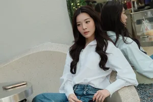 Karen Nguyen radiates effortless elegance in a classic white shirt minimalist look - image 3