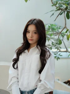Karen Nguyen radiates effortless elegance in a classic white shirt minimalist look - image 4
